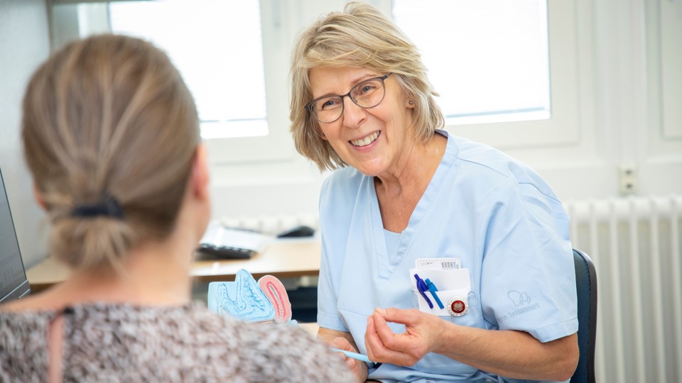 Sygeplejerske måler blodtryk på patient